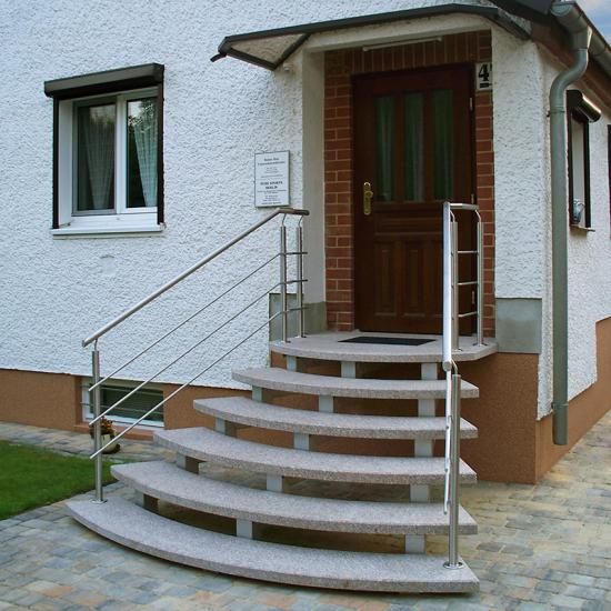 Außentreppe in halbrunder Form mit Edelstahlgeländer von FIMEXO GmbH