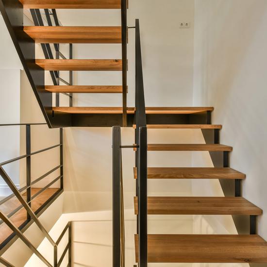 Individuelle Stahl-Holz Treppe von G.Hauns Treppen-Möbel-Innenausbau