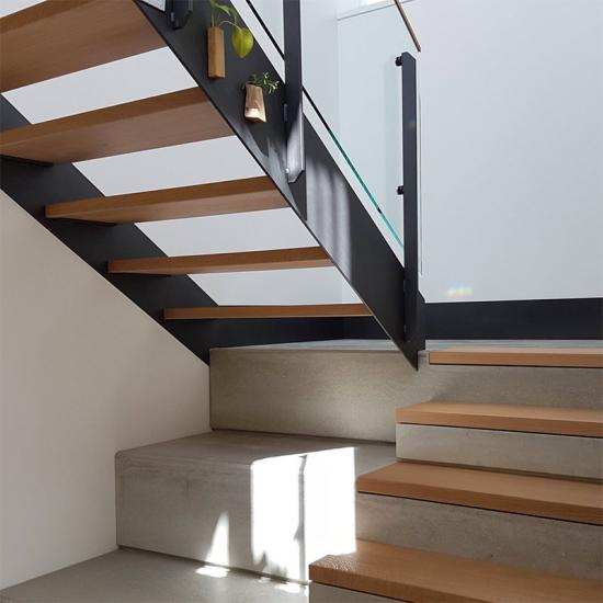 Moderne Stahl-Holz Treppe