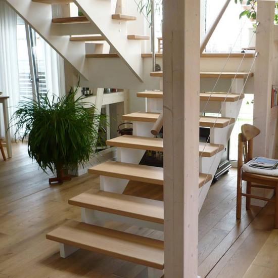 Aufgesattelte Treppenanlage mit Zwischenpodest von Holz 