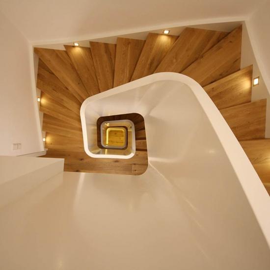Gewendelte Holztreppe mit Treppenbeleuchtung von FRIEDRICH Treppenbau