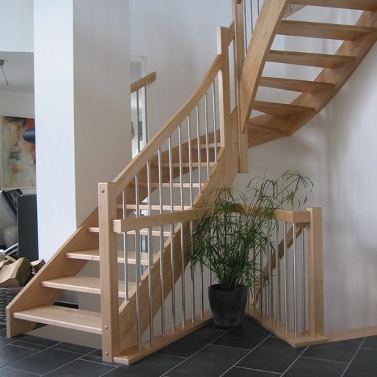 Moderne Holztreppe im Wohnzimmer von STOCKHAUSEN Treppen