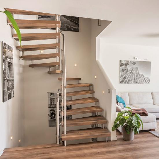 Freitragende Treppe mit Longlife Stufen und Edelstahlgeländer von Kenngott-Treppen