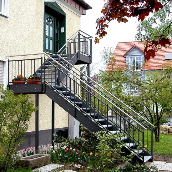 Moderne Außentreppe mit Zwischenpodest von KLIEGL TREPPENBAU