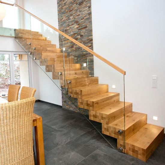Exklusive Blockstufentreppe aus Holz von TRETTER Küchen - Treppen und Türen