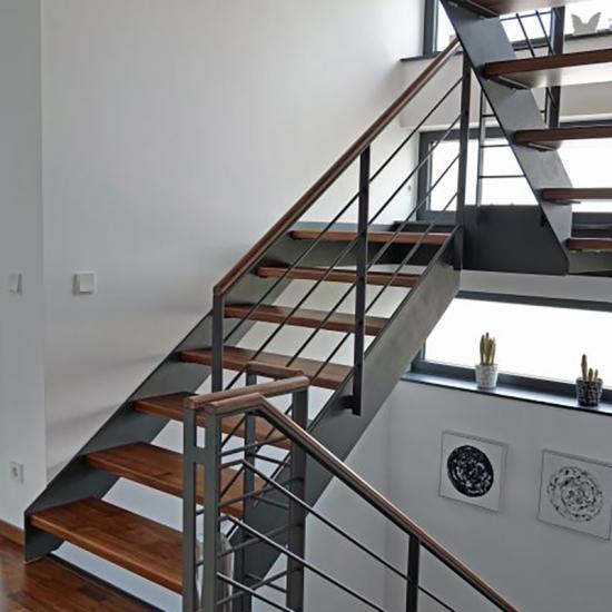 Moderne Holz-Stahl Treppe von B M Vario Treppen