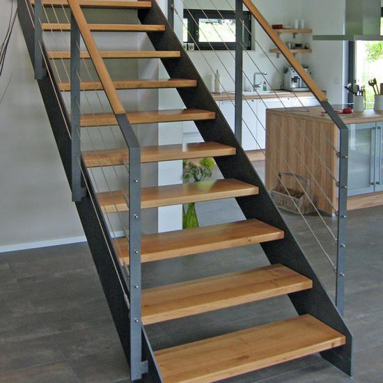 Gerade Treppe mit Stahlwangen und Holzstufen von B M Vario Treppen