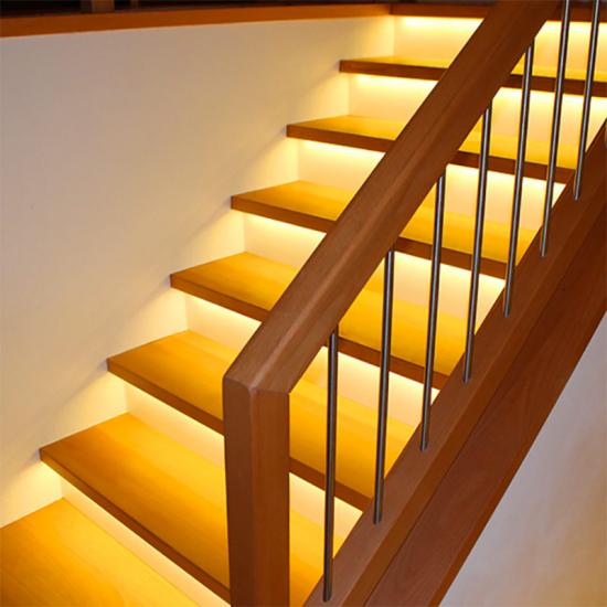 Klassische Holztreppe mit Treppenbeleuchtung