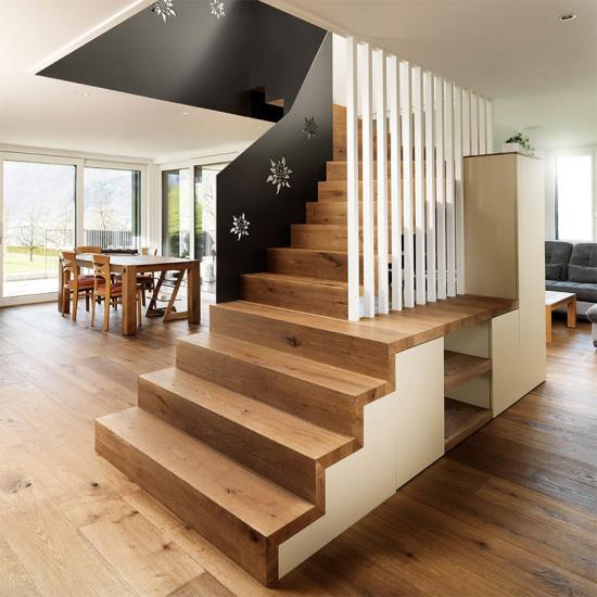 Individuelle Treppenanlage aus Holz und Stahl mit Unterschrank von AMBAUEN Treppen