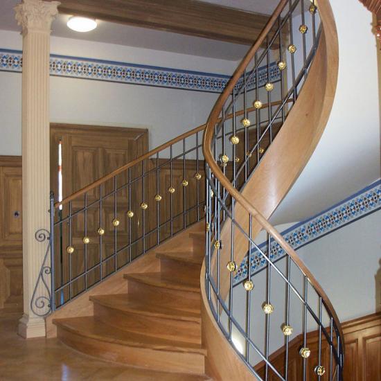 Historische Treppenanlage aus Eichenholz mit Stahl/Holz Geländer von Tischlerei Anger