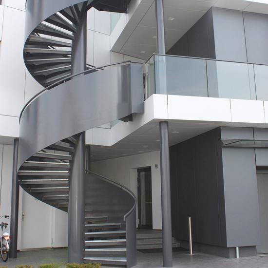 Design-Spindeltreppe für den Außenbereich mit brüstungshohem Geländer