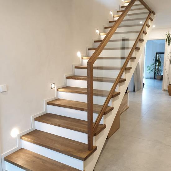 Moderne Treppenrenovierung mit Holz-Glas Geländer von Niki Deppe Meisterbetrieb