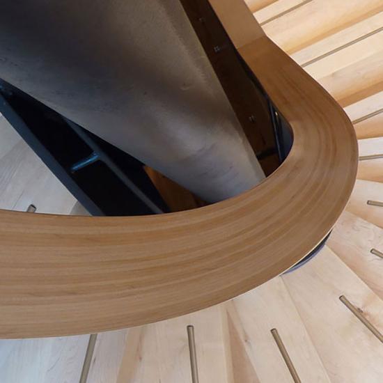 Dreidimensional gebogener Massivholzhandlauf von Holz in Form - Niedermeier®