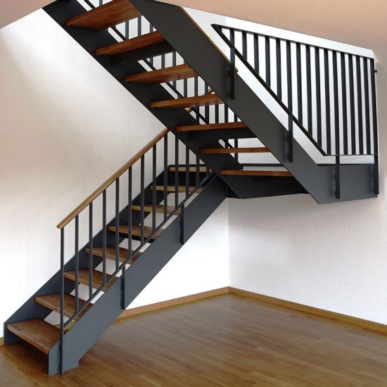 Individuelle Stahl-Holz Treppe mit Zwischenpodest von Schneider Treppen