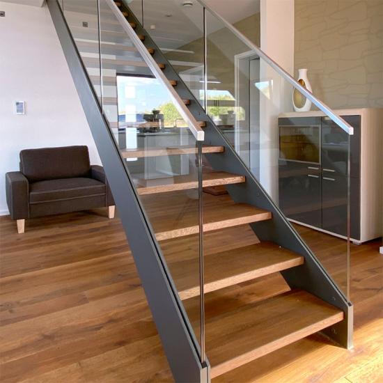 Stahl-Holz Treppe mit Glasgeländer und Edelstahlhandlauf von Treppenbau SEIFERT