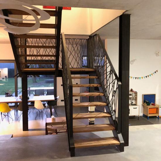 Moderne Stahl-Holz Treppe von METALLBAU VAN LIPZIG
