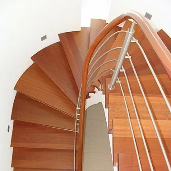 Bogentreppe aus Beton mit Holzstufen und Edelstahlgeländer von Kreuzberger Treppenbau