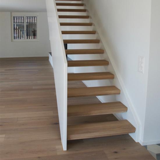Moderne Design Wangentreppe aus Holz von KIRNER Treppenbau