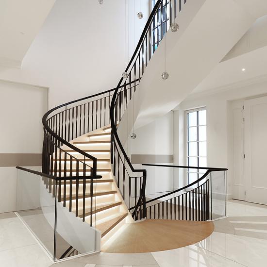 Elegante Wendeltreppe mit Treppenbeleuchtung von Treppenbau Diehl