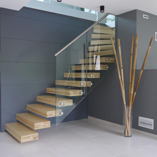 Moderne Kragarmtreppe aus Holz von Treppenmeister GmbH