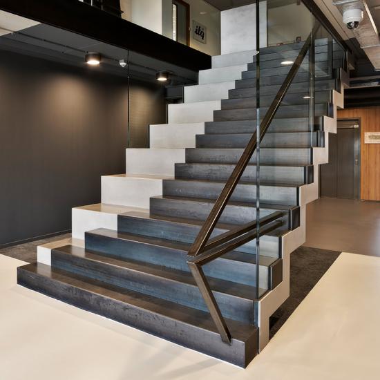 Innovative Stahltreppe mit kombinierter Stufenbeschichtung in Betonoptik