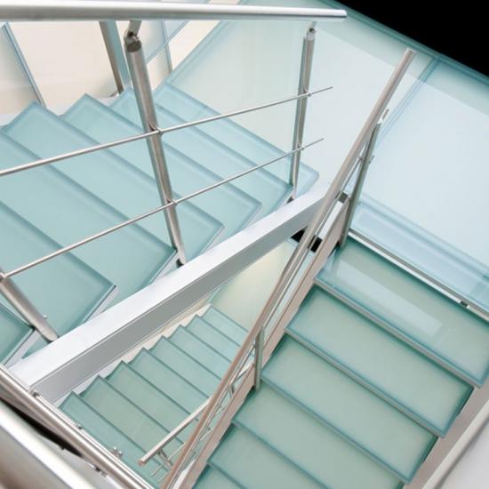 Aluminiumtreppe mit Glasstufen von Treppenbau FEGER