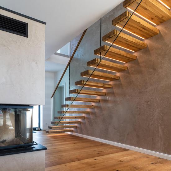 Kragarmtreppe mit Ganzglasgeländer  und Stufenbeleuchtung von HEGERS - Ihre Treppe