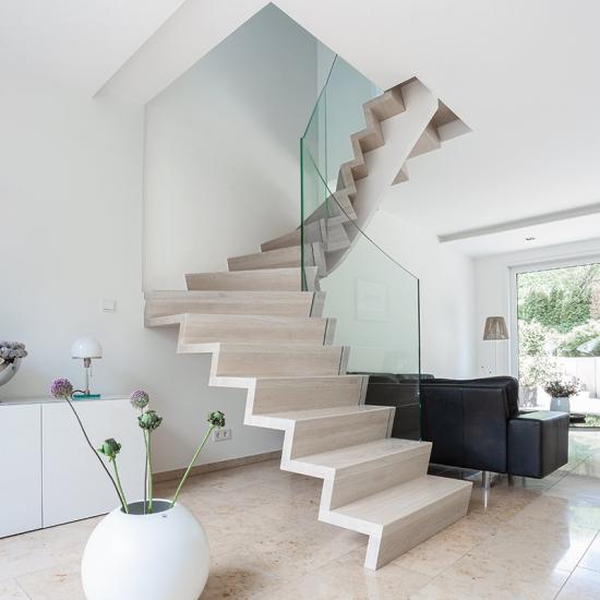 Exklusive Faltwerktreppe mit Glasgeländer von HERMSCHULTE Treppenbau