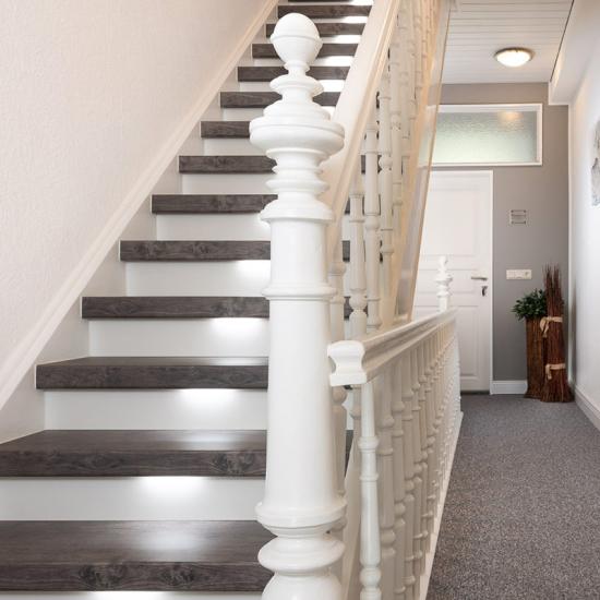 Treppenrenovierung mit gedrechselten Geländerstäben von KNUTZEN HOME Bau- 