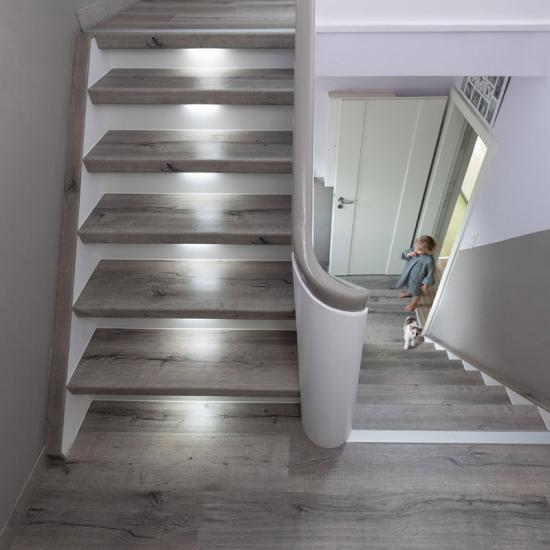 Moderne Treppenrenovierung mit LED-Beleuchtung von RHEINGOLD Treppenrenovierung
