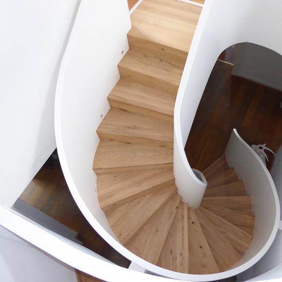 Design-Wendeltreppe mit brüstungshohen Wangen von WORTMANN Treppen