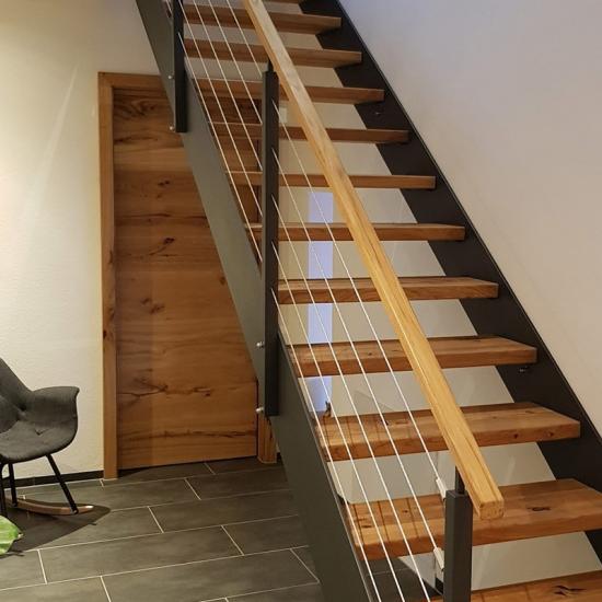 Moderne Treppen aus Holz und Stahl von BERZL Treppen