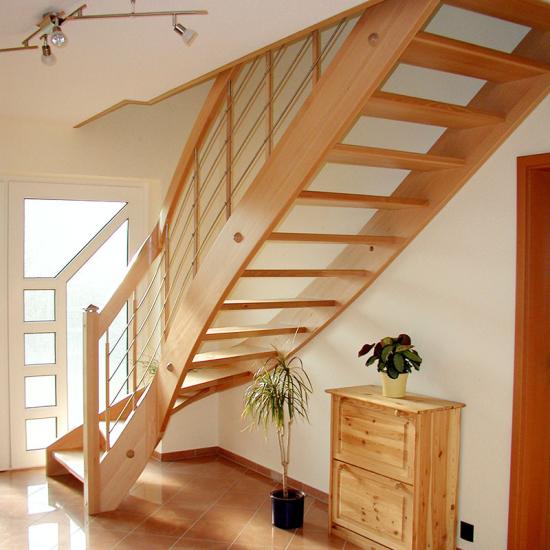 Klassische Holztreppe im Eingangsbereich von Böök Treppenbau