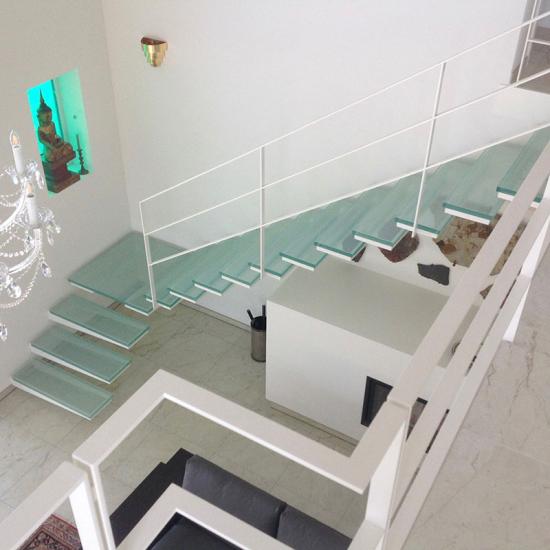 Kragarmtreppe aus Stahl mit Glasstufen von Wunsch - Treppen
