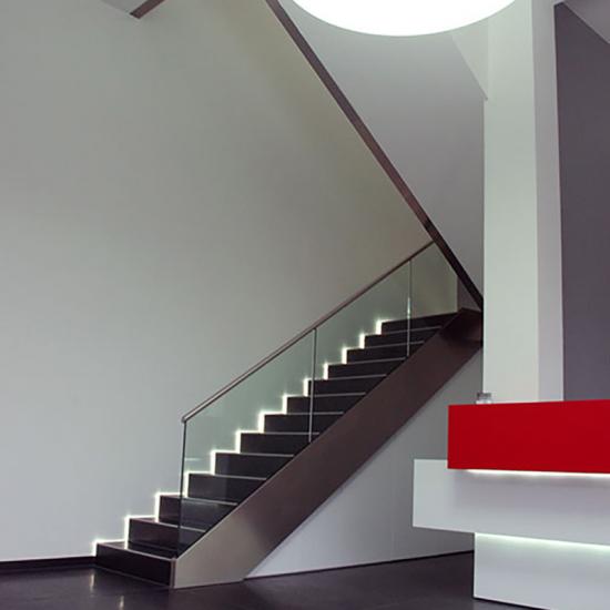 Designtreppe aus Metall und Glas von AKZENTE Treppen