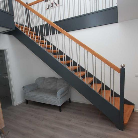 Gerade Treppenanlage mit Edelstahlgeländer und Holzhandlauf von HTM-Herbers Tischlerei Manufaktur