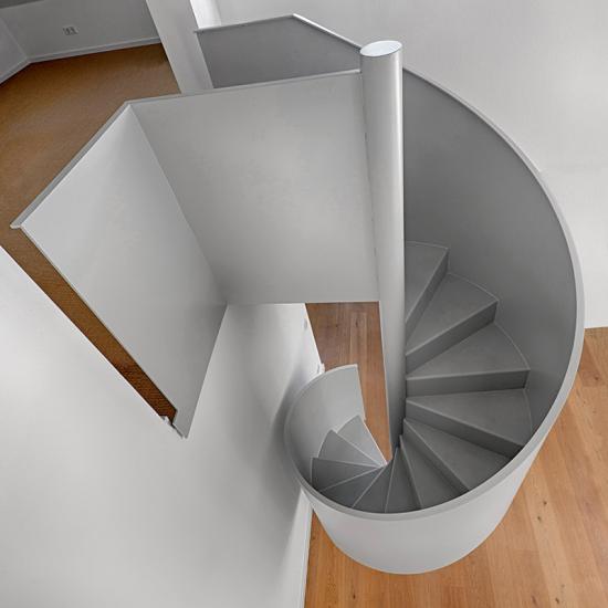Stahlspindeltreppe als minimalistische Skulptur von SPRENG GmbH