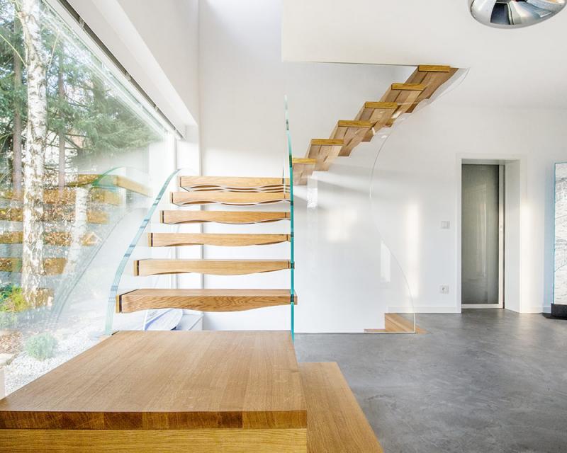 Extravagante Designtreppe aus Holz und Glas