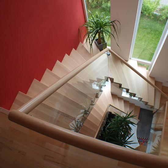 Holztreppe in Faltwerkoptik von HUBER treppendesign 