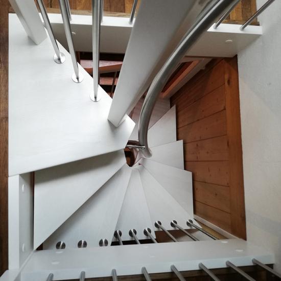 Die KENNGOTT - 1 qm-Treppe besteht aus Longlife-Stufen in „white line“