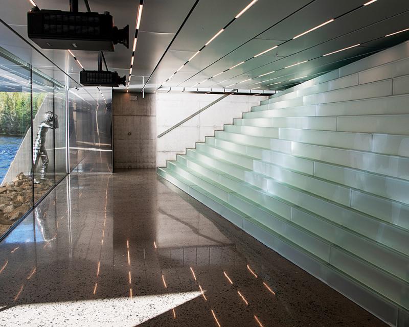 Architektonische Glastreppe in einem norwegischen Museum