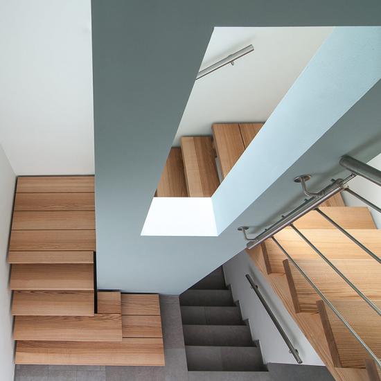 Aufgesattelte Treppe aus Massivholz von frank rombey