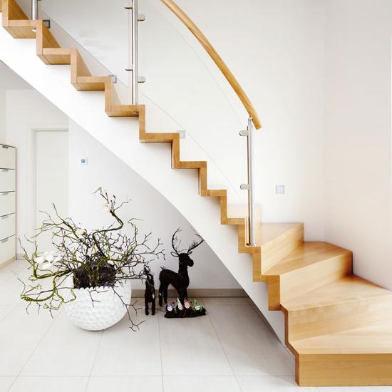 Holztreppe in Faltwerkoptik mit Glas/Holz Geländer von SONNEMANN Treppen