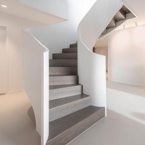 Moderne Bogentreppe in einem Privathaus von MELBY HOLZTREPPEN