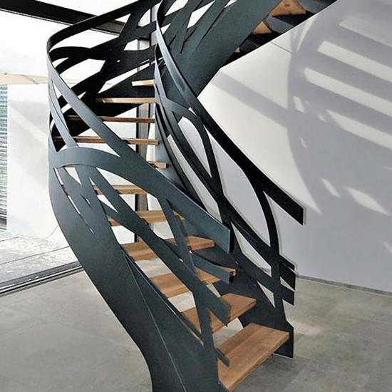 Individuelle Designtreppe aus Stahl mit Massivholzstufen von Metallbau Goldmann