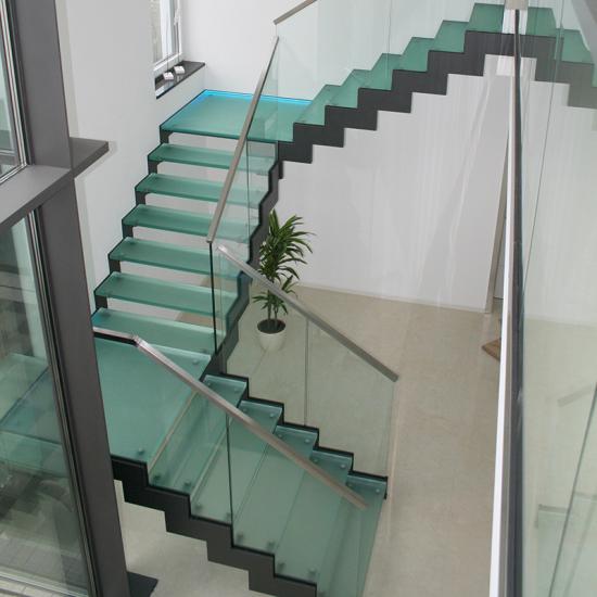 Individuelle Stahltreppe mit Glasstufen von HAUBNER TREPPEN
