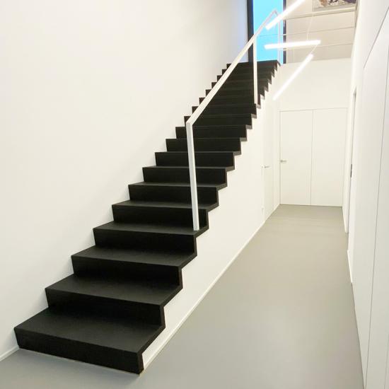 Faltwerktreppe mit schwarz gebeizten Stufen von REICHHALTER Treppen