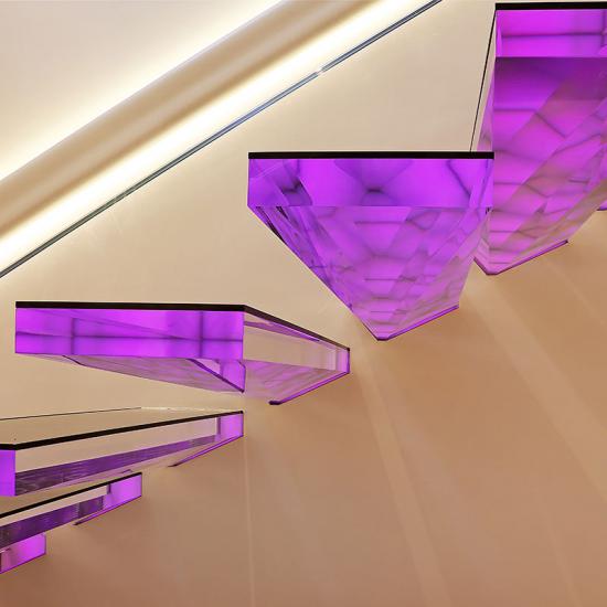 Design-Kragarmtreppe aus Acrylglas mit Treppenbeleuchtung von Siller Treppen