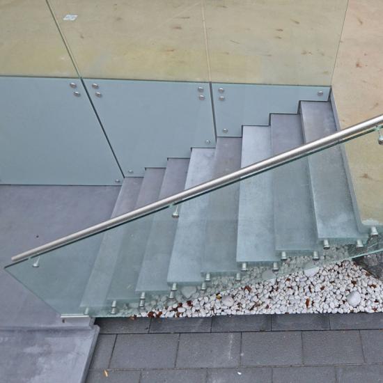 Außentreppe aus Beton mit Edelstahl- Glasgeländer von Siller Treppen