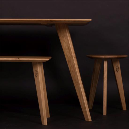 Designer-Tisch aus massiver Wildeiche von WURTH - Holzprodukte